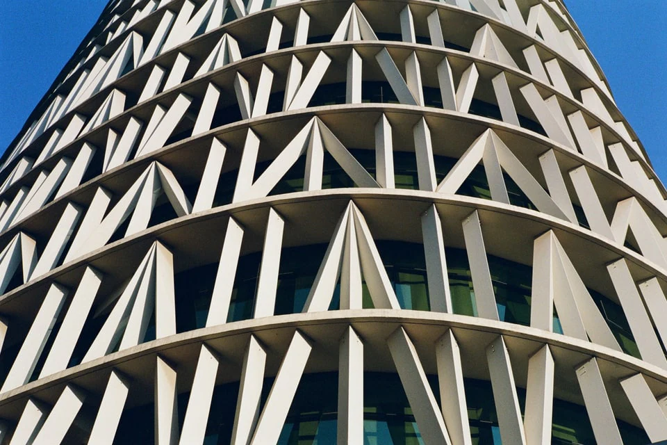 サッシと外装が特徴的な建築ファサード
